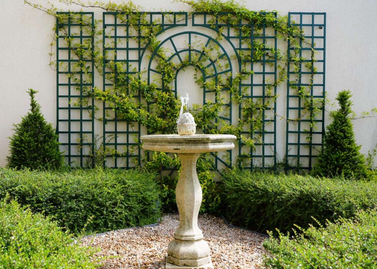 French-ParTerre-Garden-with-Fountain